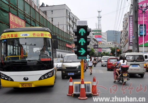 竹山首盏移动红绿灯亮相城区街头