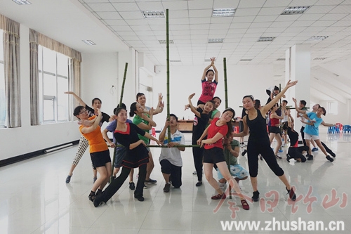 竹山积极备战全市群众广场舞展演活动