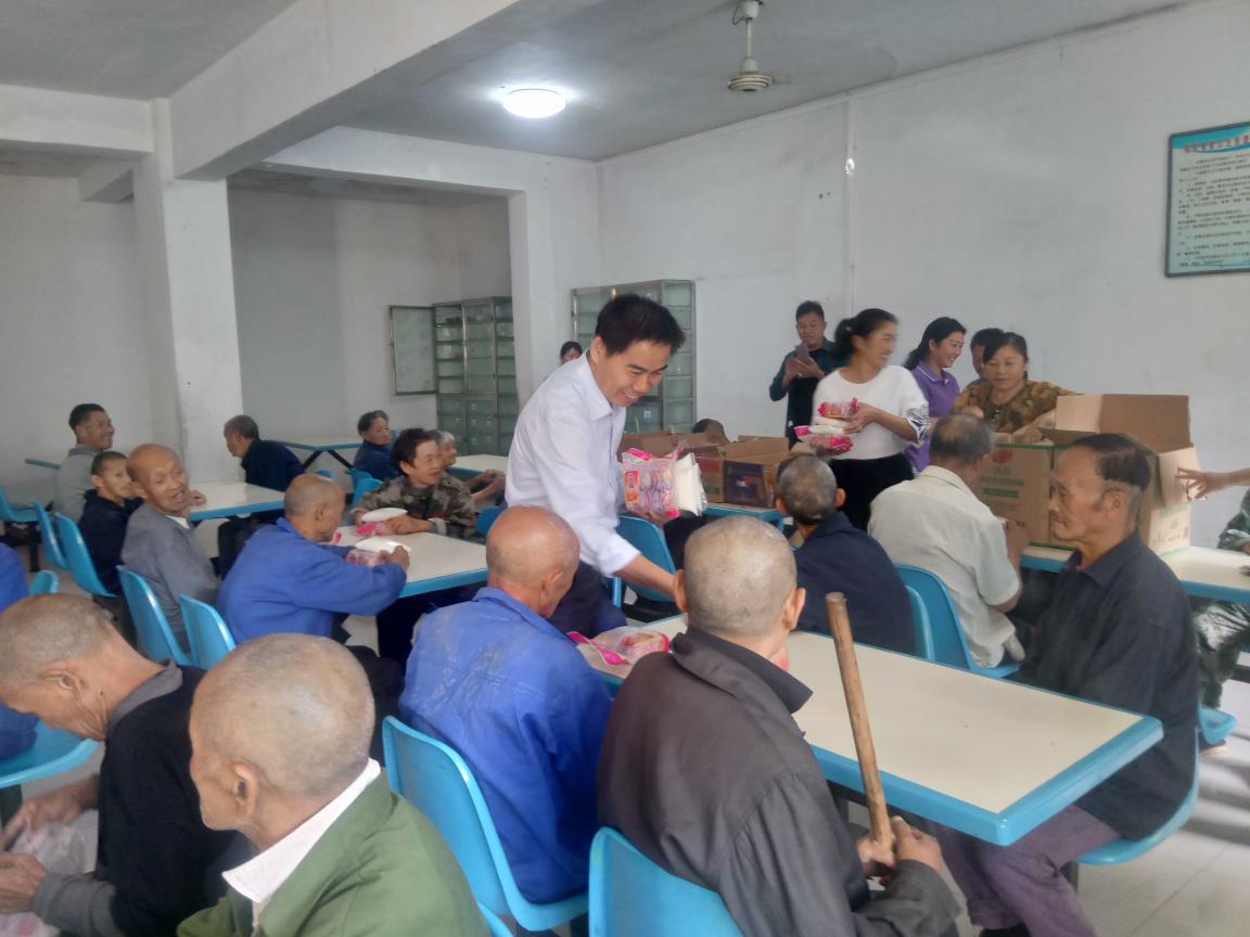 官渡镇：大爱夕阳红共度中秋节