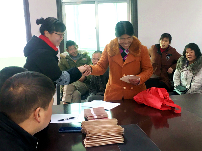 溢水镇：5村40名贫困户喜领中药材分红