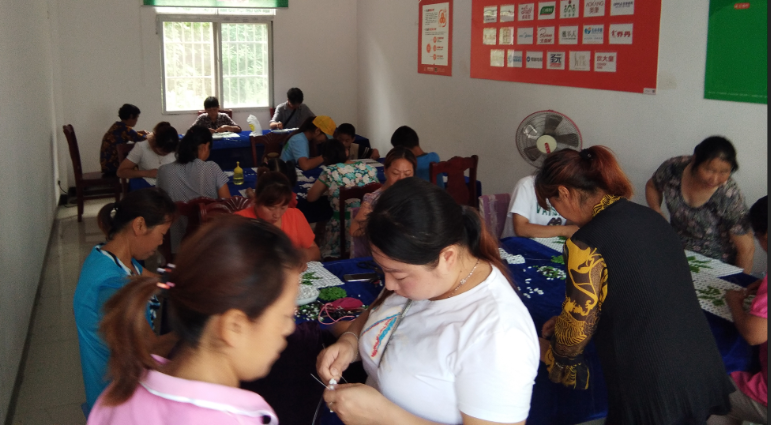 秦古镇：扶贫车间生产忙