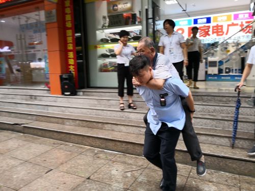 “玛莉亚”来袭，这些身影涌现在温州各地。你是谁，为了谁……