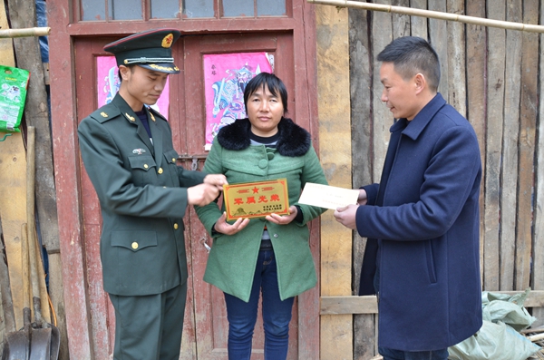 双台乡干部慰问军人家属