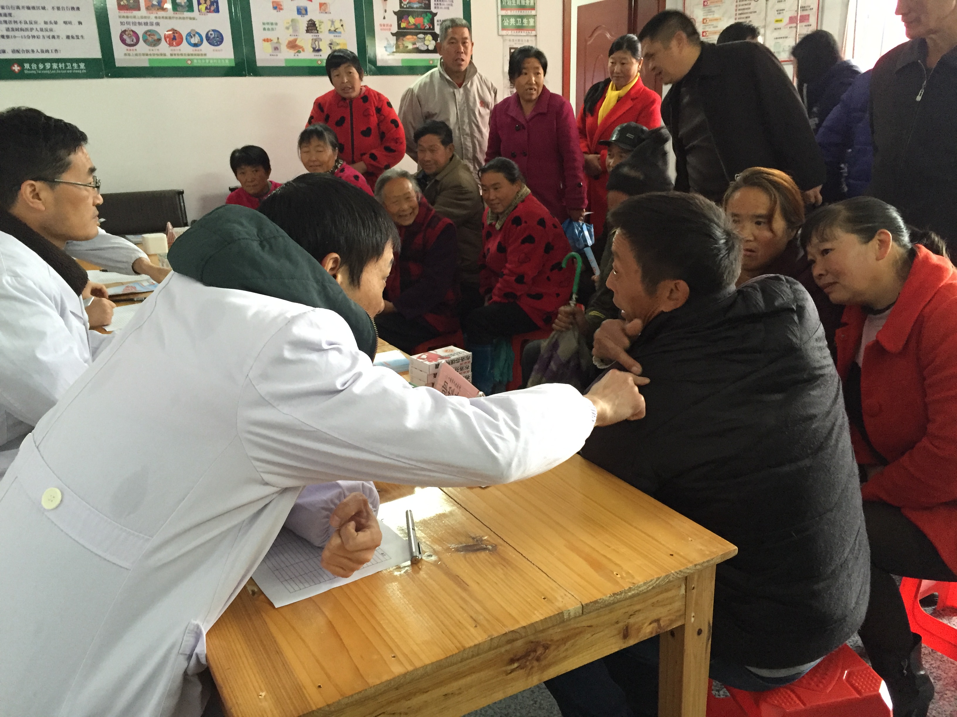 双台乡：健康快车扶贫行 助力脱贫送爱心