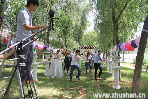 竹山版《小苹果》MV即将上映 全民上阵跳起来