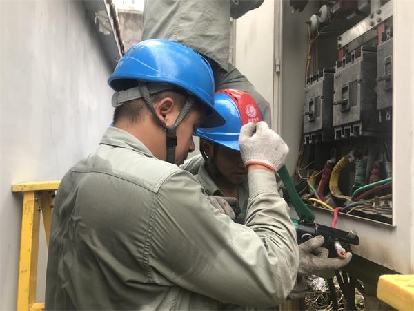 庸都供电所:正午高温抢修力保居民用电