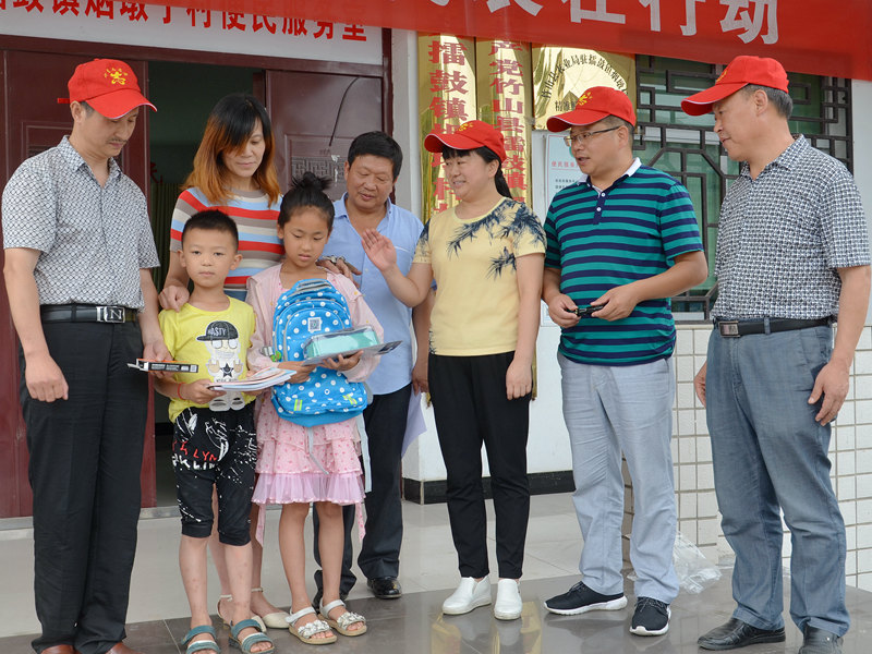 县农业局志愿者走访慰问贫困留守儿童