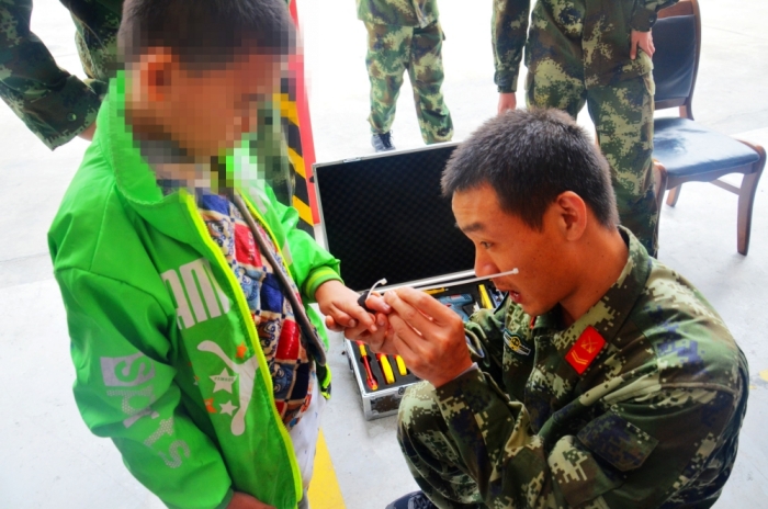 铁环咬住熊孩手指 竹山消防官兵巧施救
