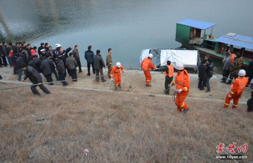 竹山一面包车撞断路灯掉入堵河 两人遇难