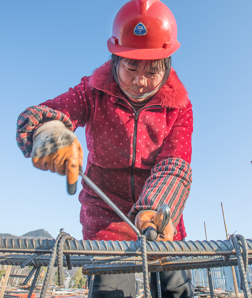 走进五福堂建设工地钢筋工作业