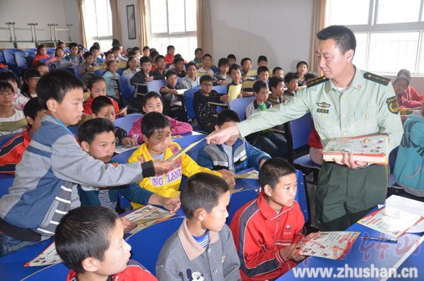 政法志愿服务队自护教育进课堂