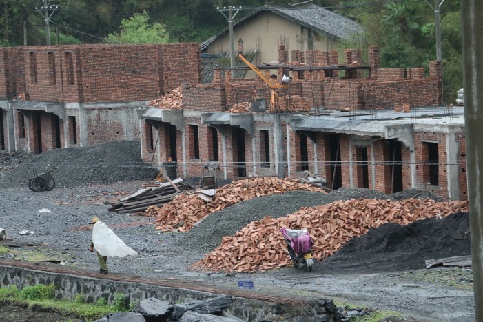 竹坪乡加快易迁安置房建设