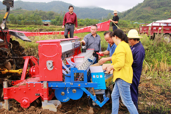 麻家渡镇：举办油菜机播现场会喜迎“中国农民丰收节”