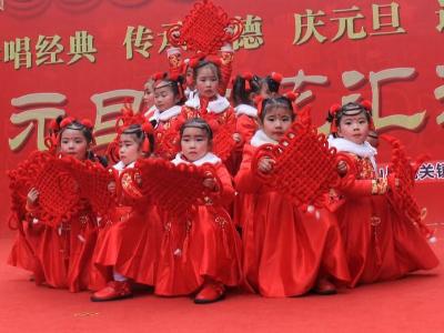 城關(guān)鎮(zhèn)中心幼兒園：“學(xué)唱經(jīng)典”慶元旦