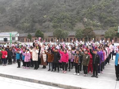 竹根联盟为贫困学生送温暖