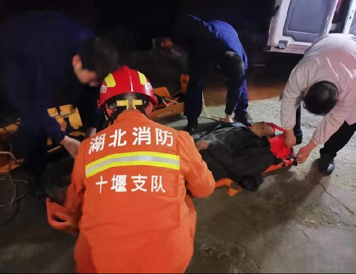 老人被困“夹缝”  消防紧急救援