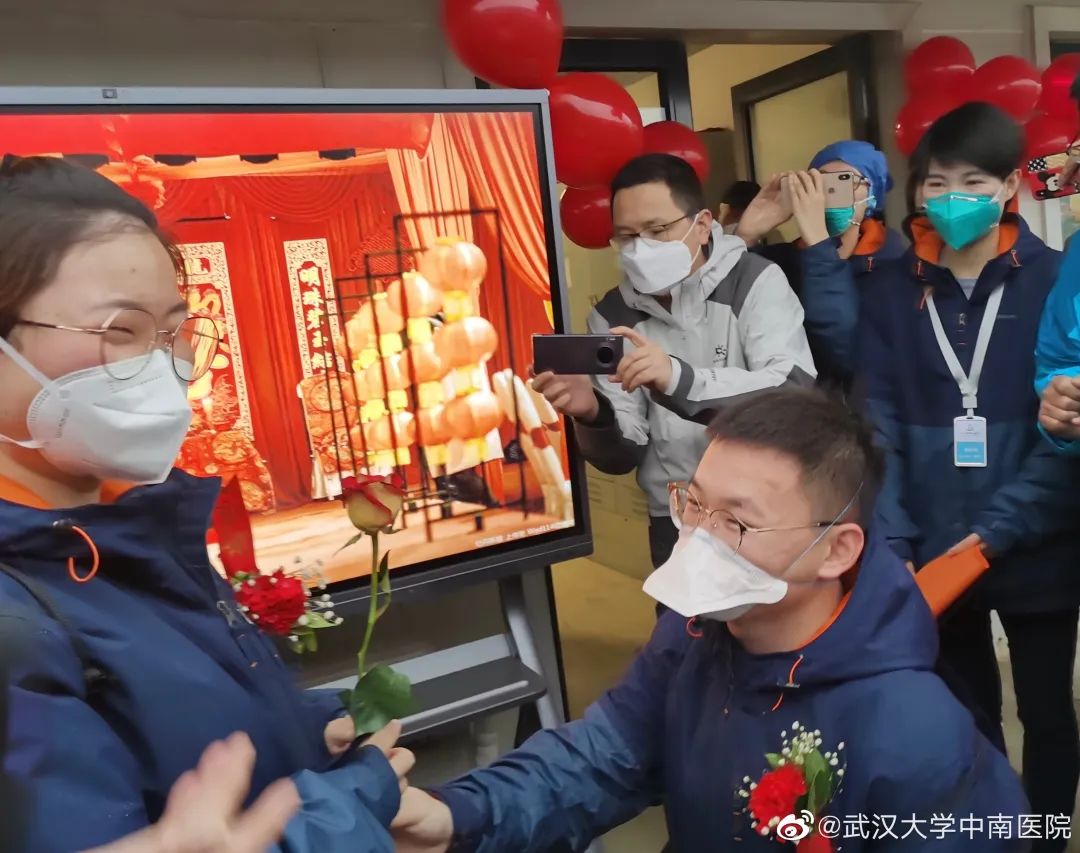 祝福！90后护士在雷神山医院举行“战地婚礼”