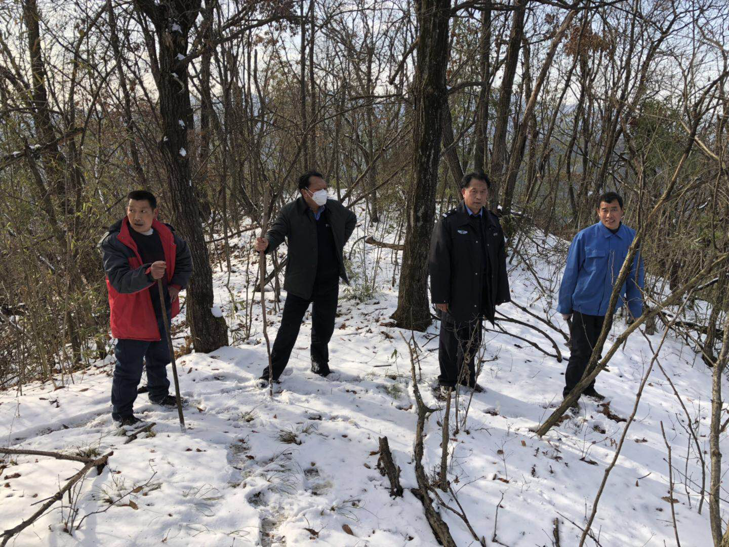 县森林公安局：雪地追踪为野生动物解套