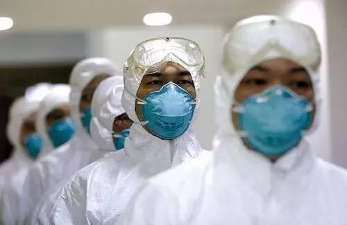 向奮戰在一線的醫務人員致敬