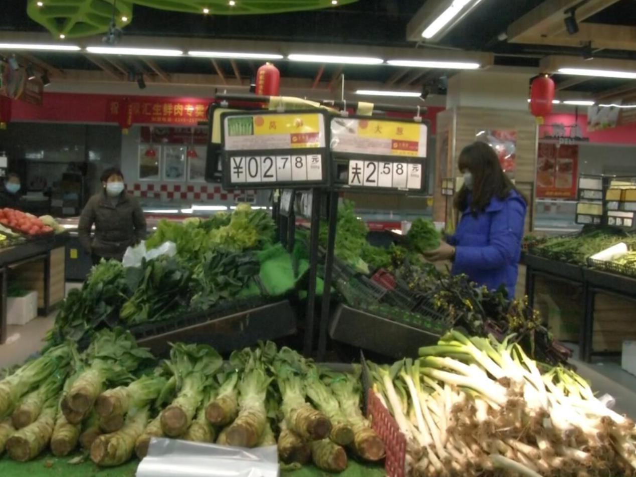 我县各大超市货源充足价格稳  日配蔬菜超5吨