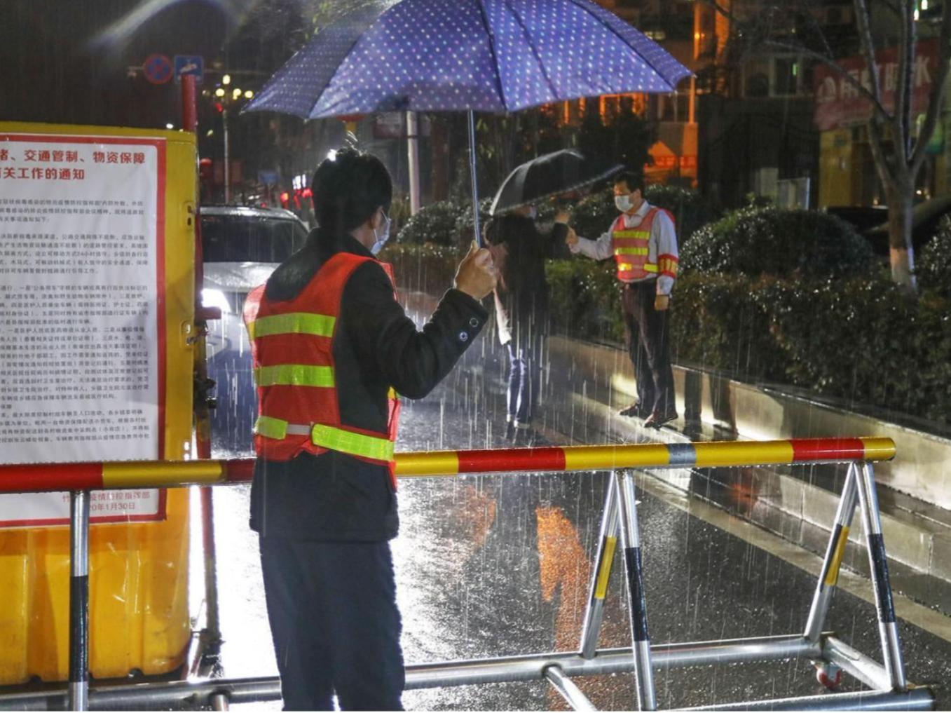 致敬！雨夜中堅守的身影！