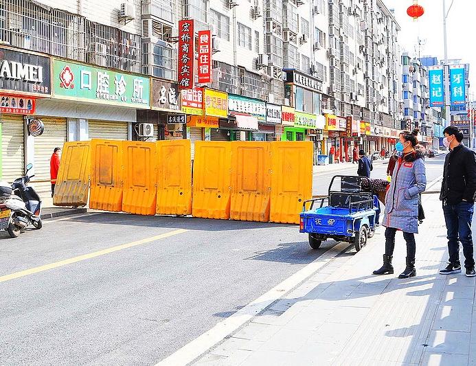 抗擊疫情影像②：封堵車道　降低風(fēng)險(xiǎn)