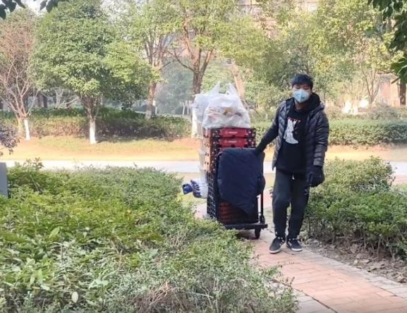 菜鸟驿站90后“武汉站长”每天给2000隔离户义务送菜