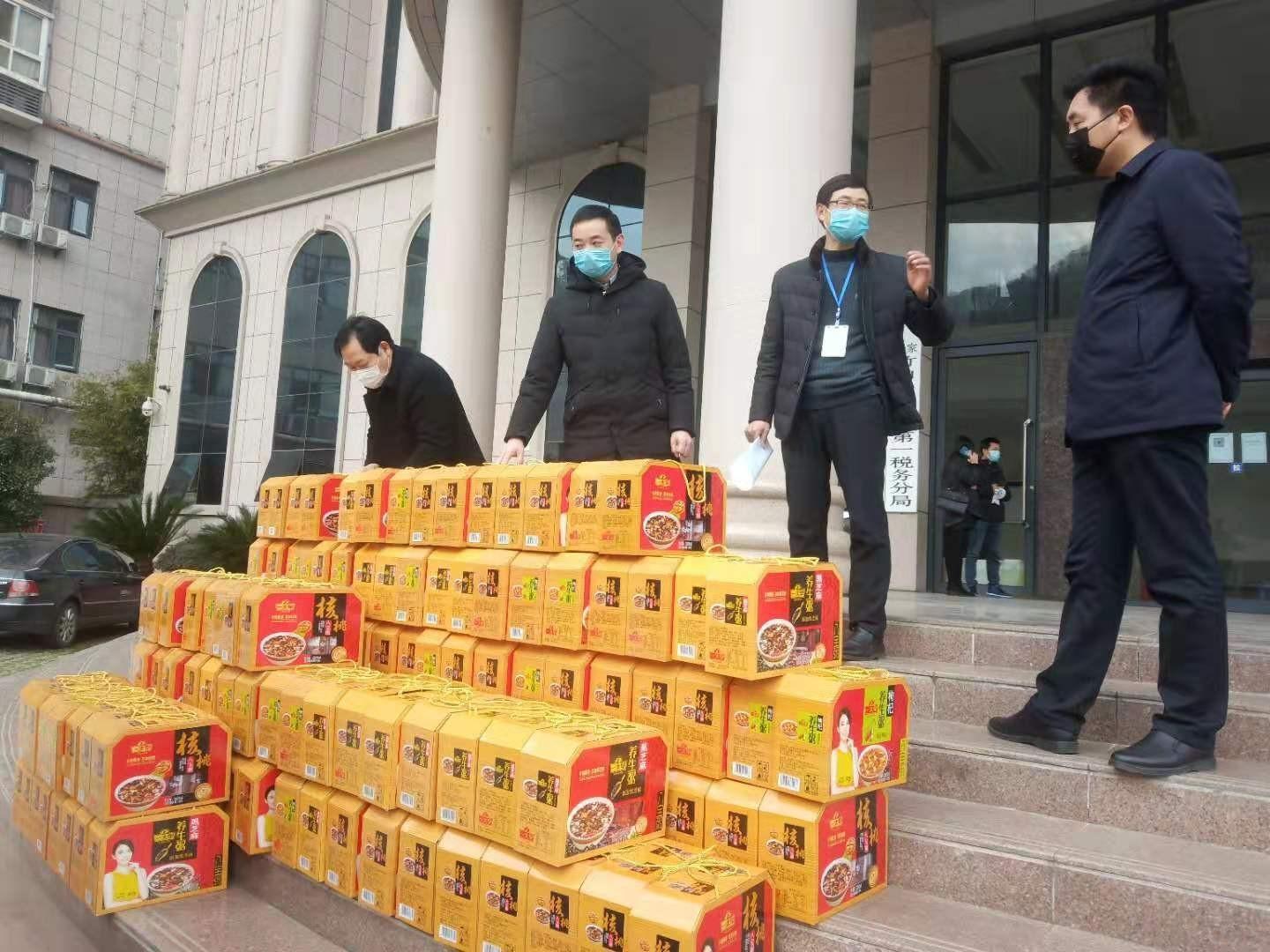 村民捐助养生粥　助力卡点抗疫情