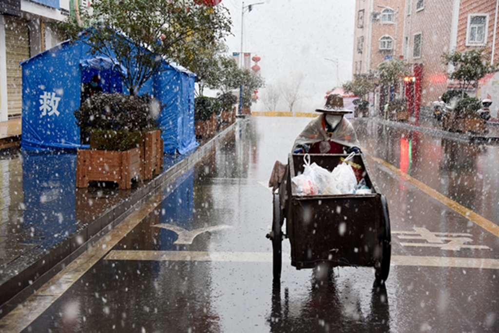 大雪下仍然坚守在疫情防控阵地上的竹山人