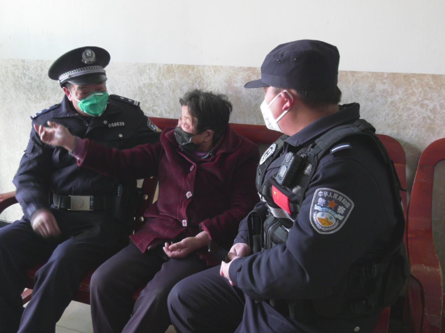 竹山痴呆老人迷路  民警热心送她回家