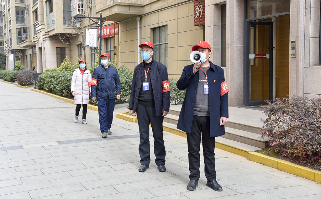 东门社区“小红帽”：巡逻劝阻抗疫情