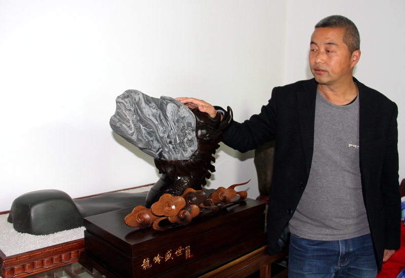竹山：堵河奇人宋令卫 慧眼巧识奇石