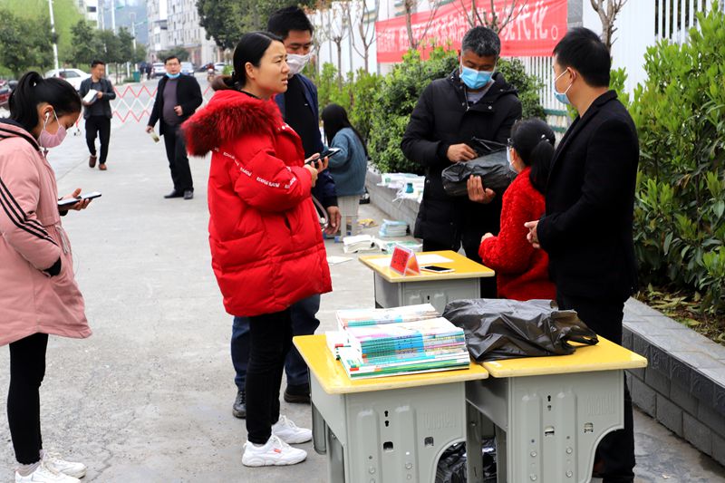 麻家渡鎮(zhèn)九年制學校：錯時錯峰領新書 助力“線上教學