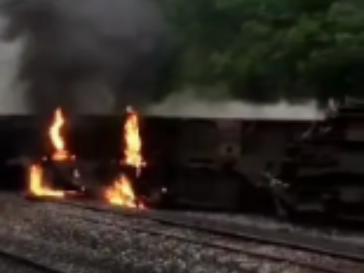一列客运火车在湖南境内侧翻，现场起火