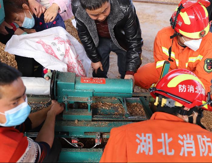 女子手卡机器，竹山消防紧急救援