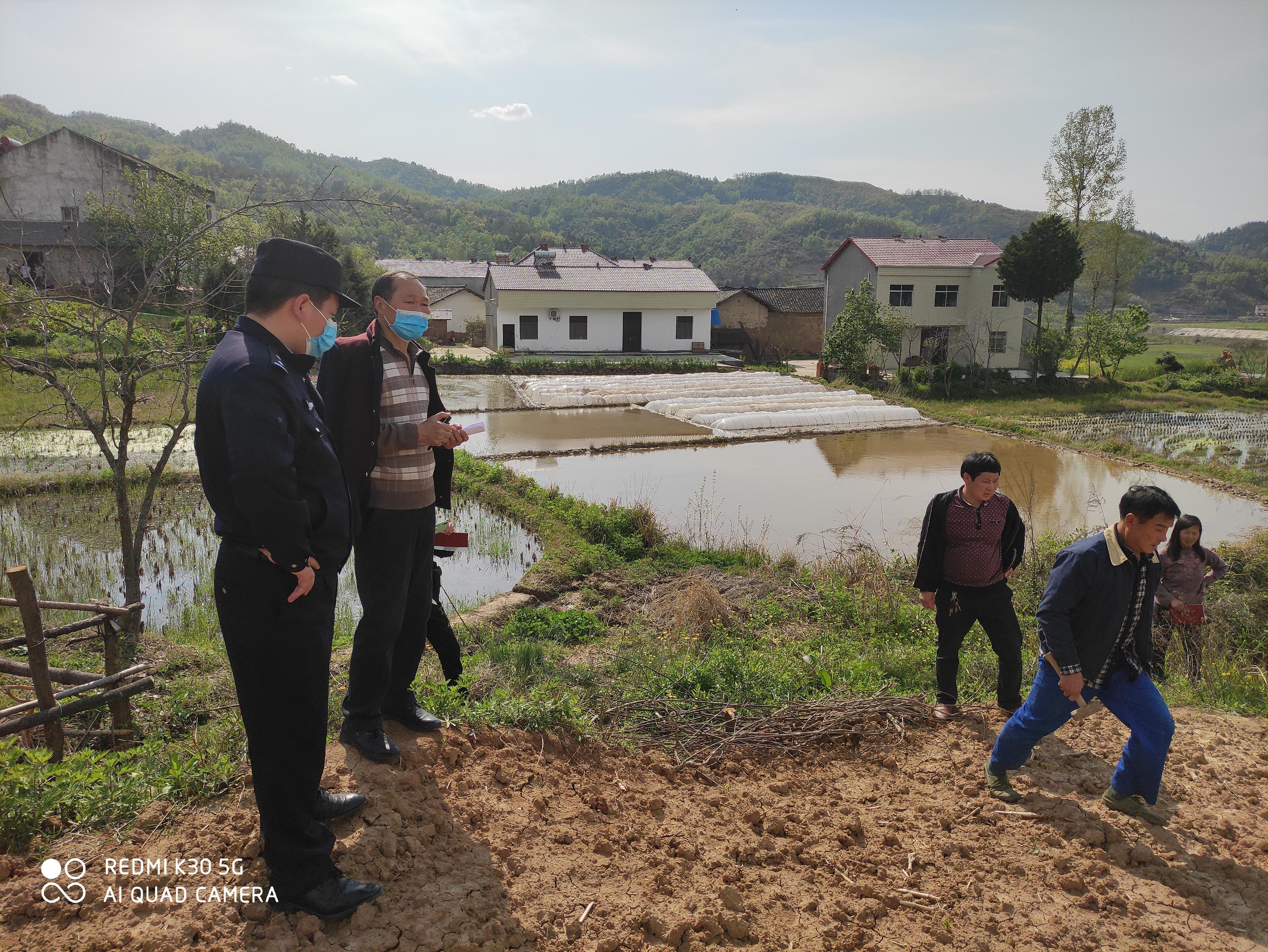 兄弟二人因地生怨 竹山民警化解促言和