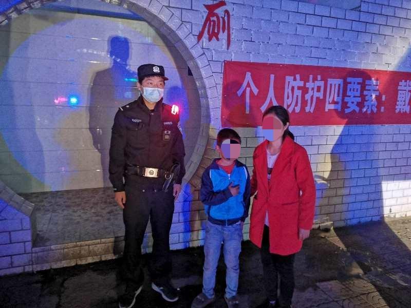 “熊孩子”离家出走 民警沿街喊话终找回