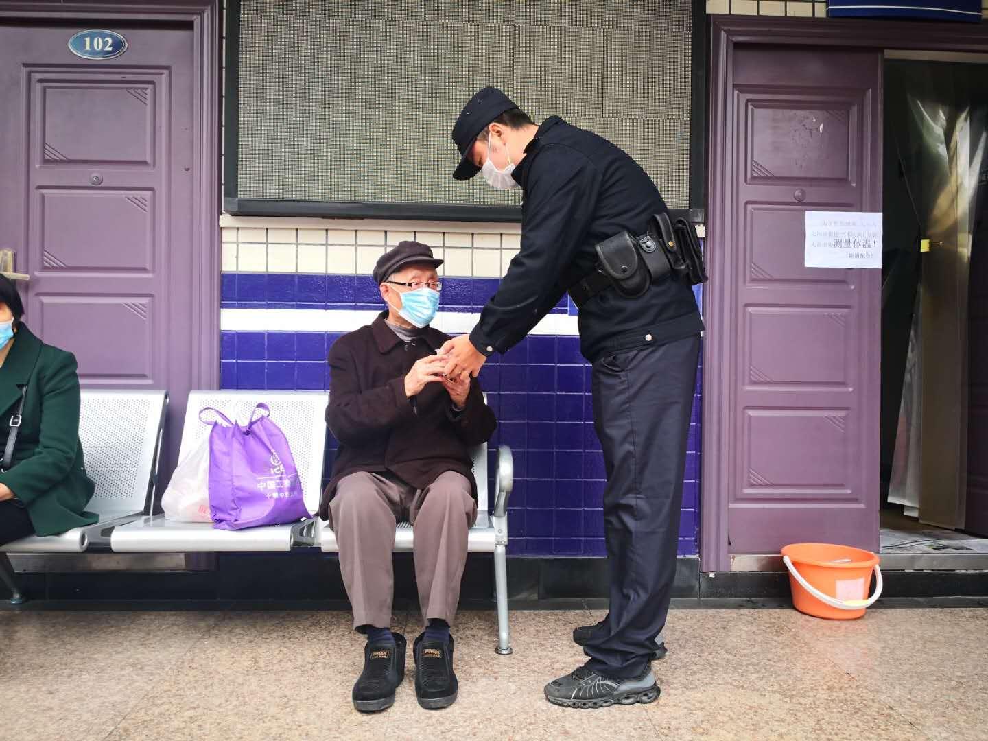 八旬老人迷路  竹山民警帮其回家