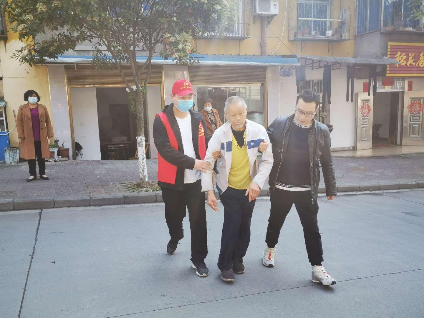 志愿者救助昏迷老人