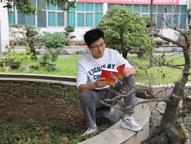 縣稅務局：“書香”潤稅苑   學習促成長