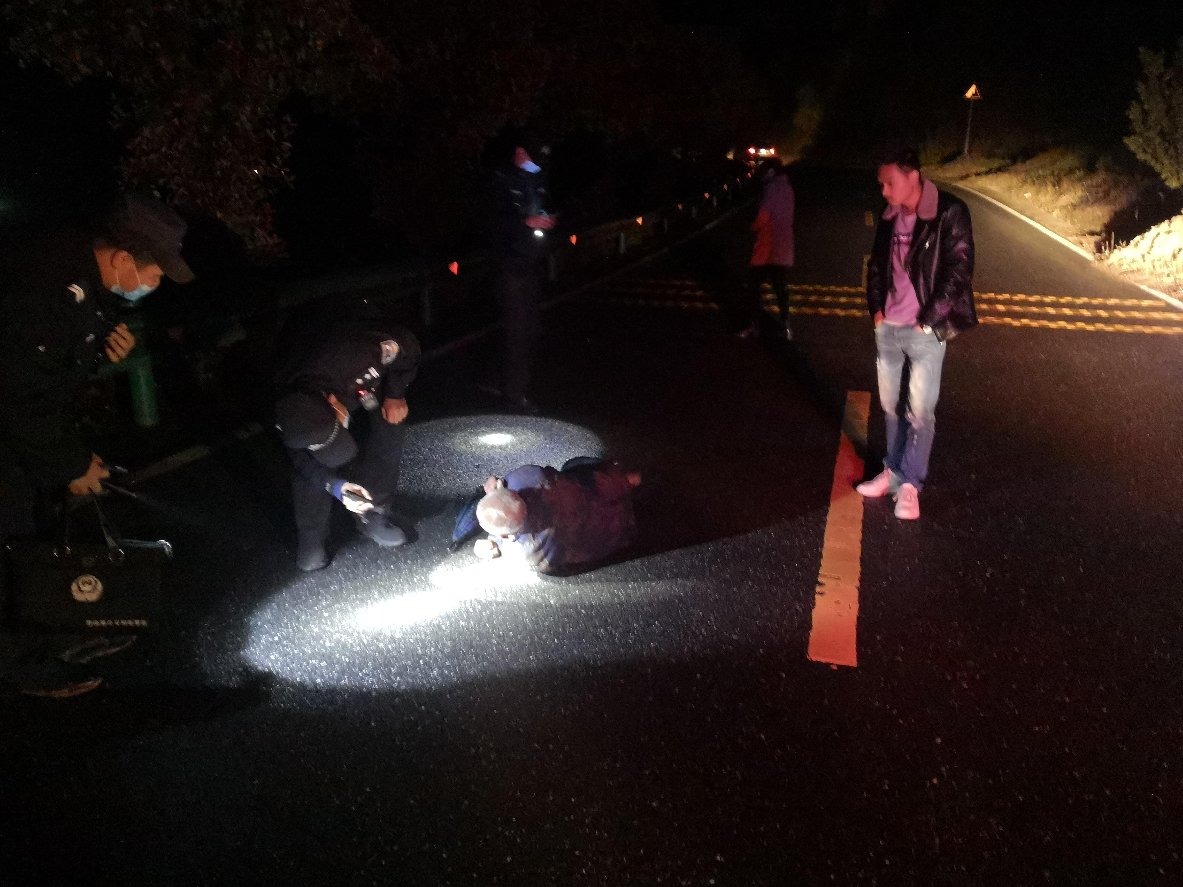 民警救助横卧马路中央的醉酒男子
