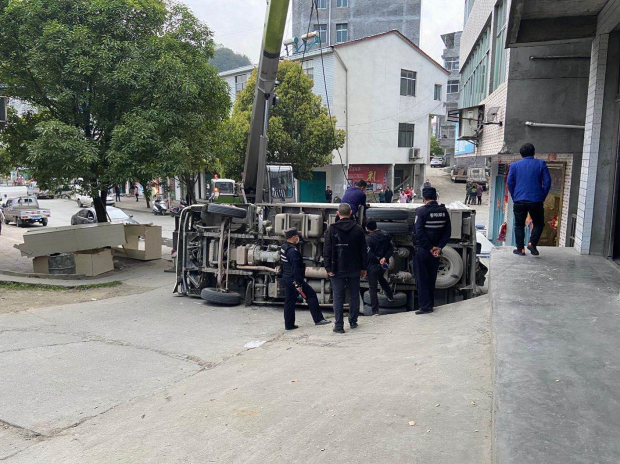 货车侧翻 民警及时救援助脱困