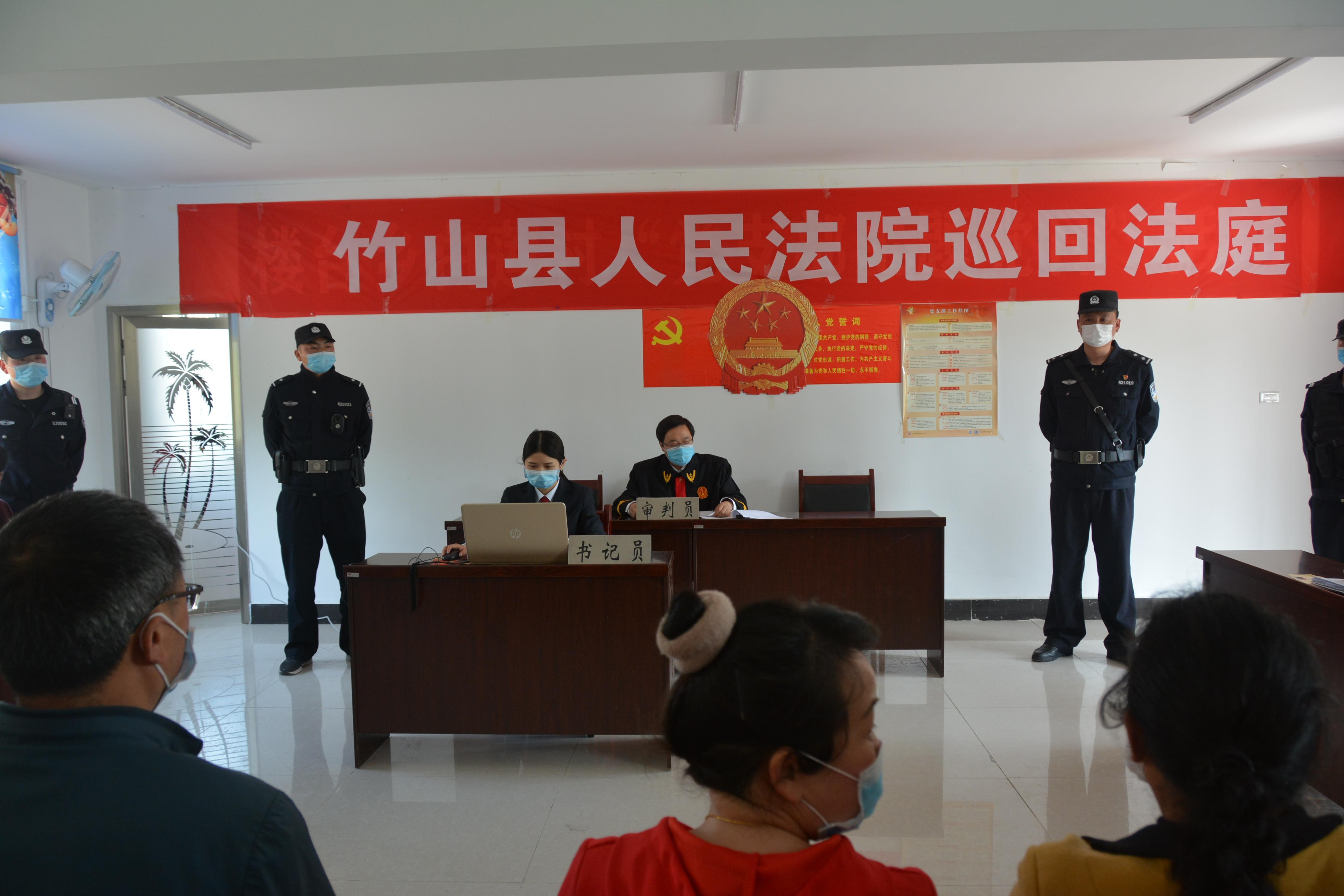 县法院“流动法庭”公审一起赡养纠纷案