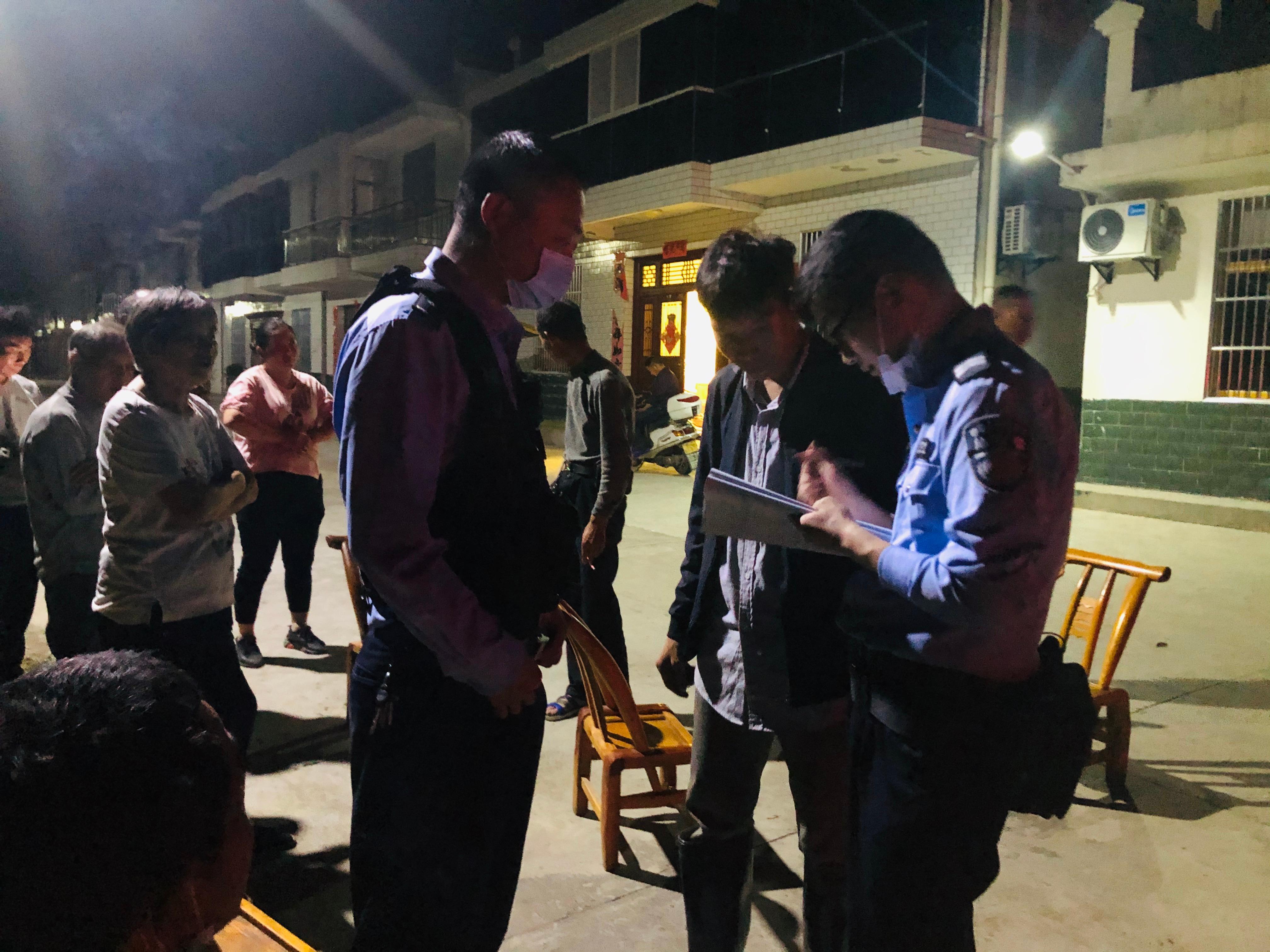居民煤气罐着火 民警变身“救火员”扑救