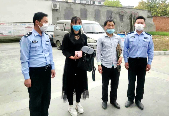 村民粗心遗落钱物 细心民警帮其找回