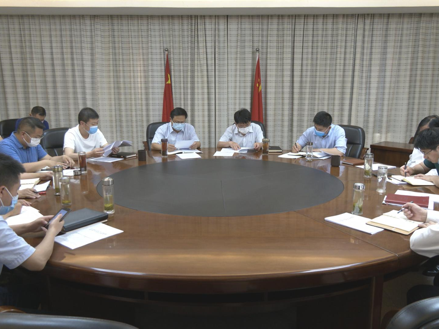龚举海主持召开县委常委会议