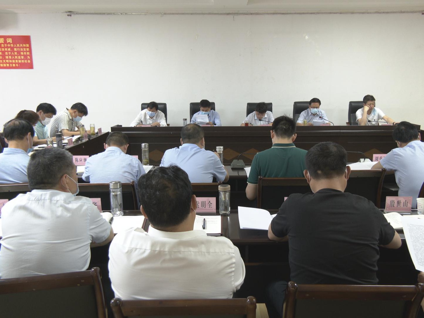 县委理论学习中心组开展集中学习