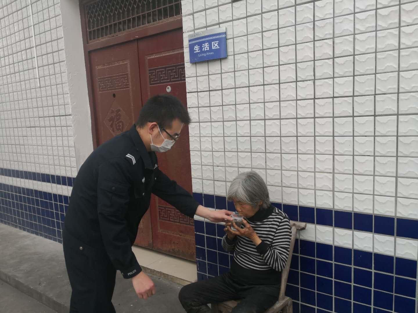 老人探亲途中走失 民警发现助其回家