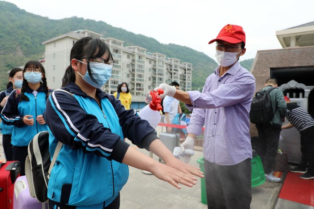 我县2221名高三学生今日返校复学