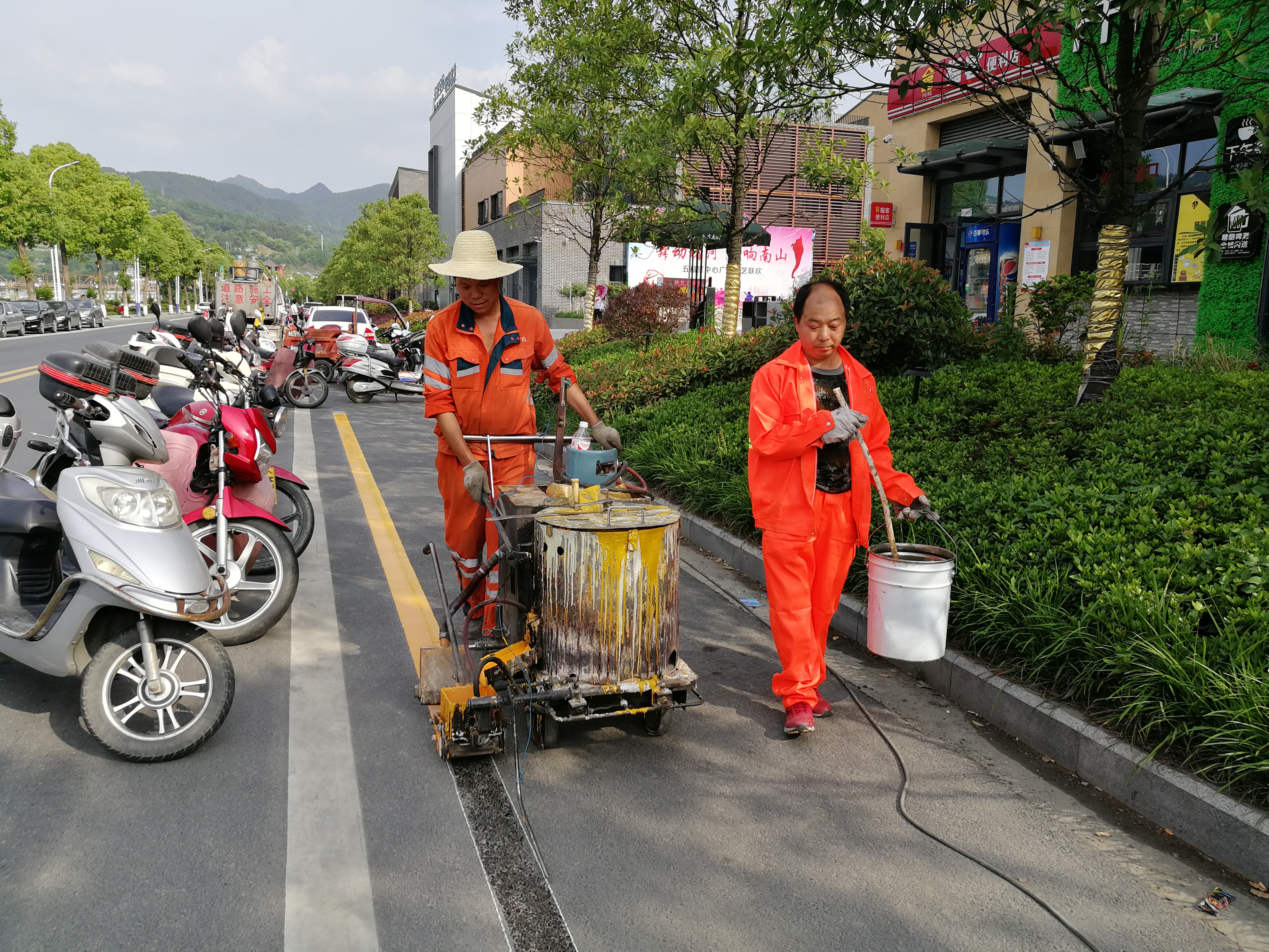 施劃停車位標(biāo)線  規(guī)范停車行為